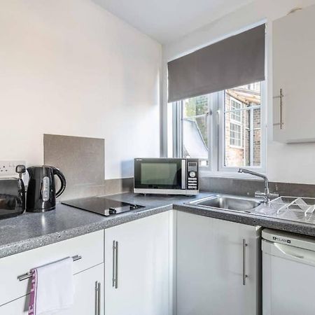 Modern Apartment On Egham High St And Close To Royal Holloway Exterior photo