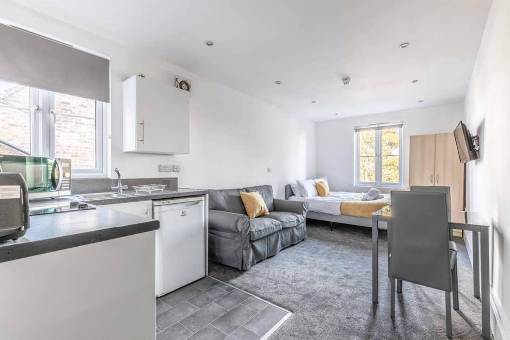 Modern Apartment On Egham High St And Close To Royal Holloway Exterior photo